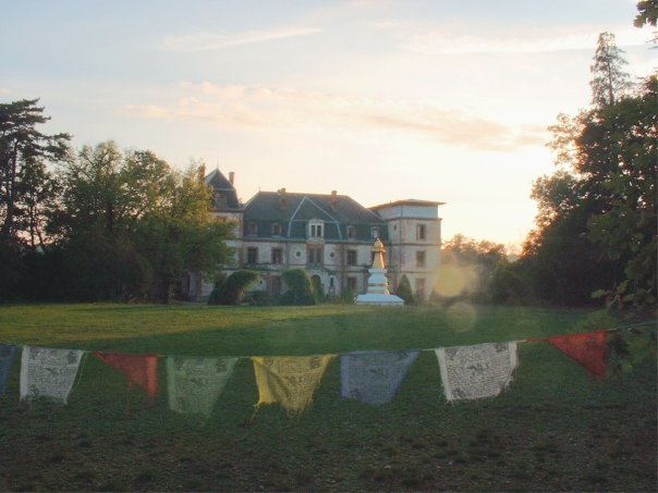 Le château de l'Institut Vajra Yogini vu de l'esplanade