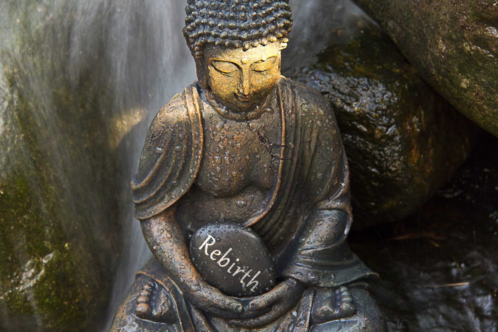 Statue du bouddha avec un rayon de soleil et un galet gravé REBIRTH
